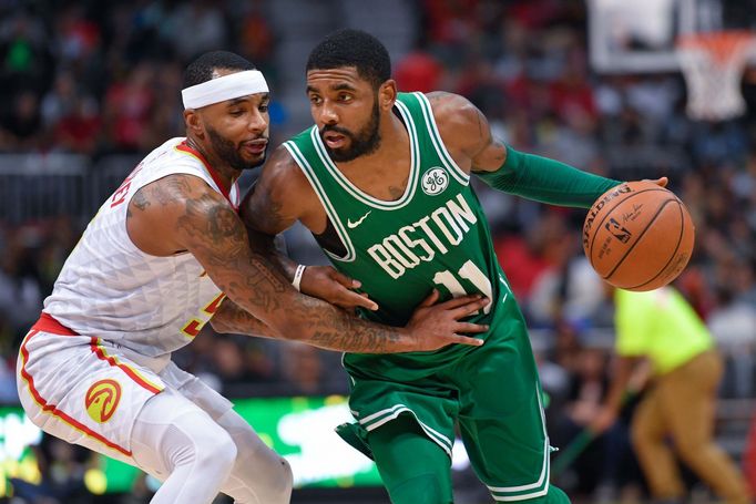 Basketbalista Bostonu Kyrie Irving se prodírá ke koši přes bránícího Malcolma Delaneyho z Atlanty