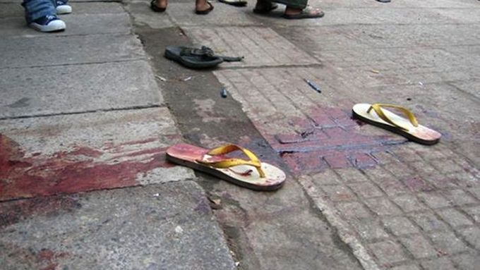 Zkravené sandály zůstaly po včerejší střelbě vojáků ležet na ulici v Rangúnu