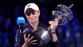 Ashleigh Bartyová s trofejí pro vítězku Australian Open 2022