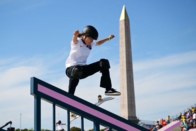 Vítězka ve skateboardingu Coco Jošizawaová z Japonska při OH v Paříži