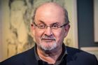 Spisovatel Salman Rushdie byl napaden při vystoupení v New Yorku