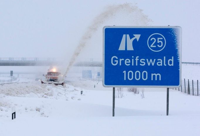 Němečtí silničáři při práci na dálnici A20 mezi Guetzkowem and Greifswaldem.