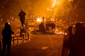 Foto: Auta i školy v plamenech. Francouzi protestují, policie zatkla přes 600 lidí