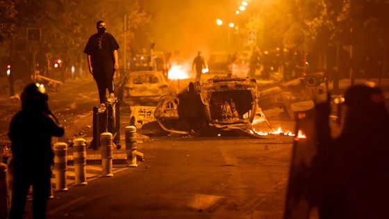 Foto: Auta i školy v plamenech. Francouzi protestují, policie zatkla přes 600 lidí