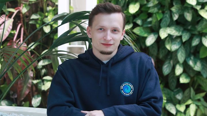 Běžel o berlích s prezidentem, teď letí kolem světa, aby pomohl samoživitelkám
