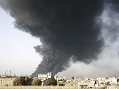 Kouř z hořícího ropovodu v ostřelovaném Homsu.