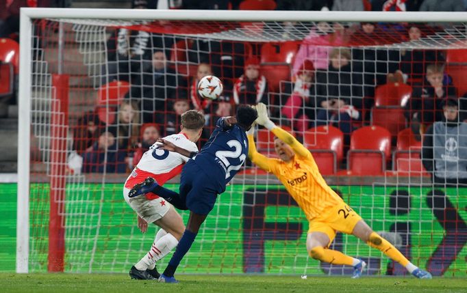 Aleš Mandous inkasuje první gól při zápase Evropské ligy Slavia Praha - Malmö