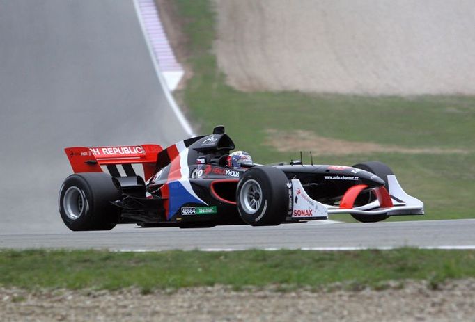 Erik Janiš ve formuli A1GP na okruhu v Brně.