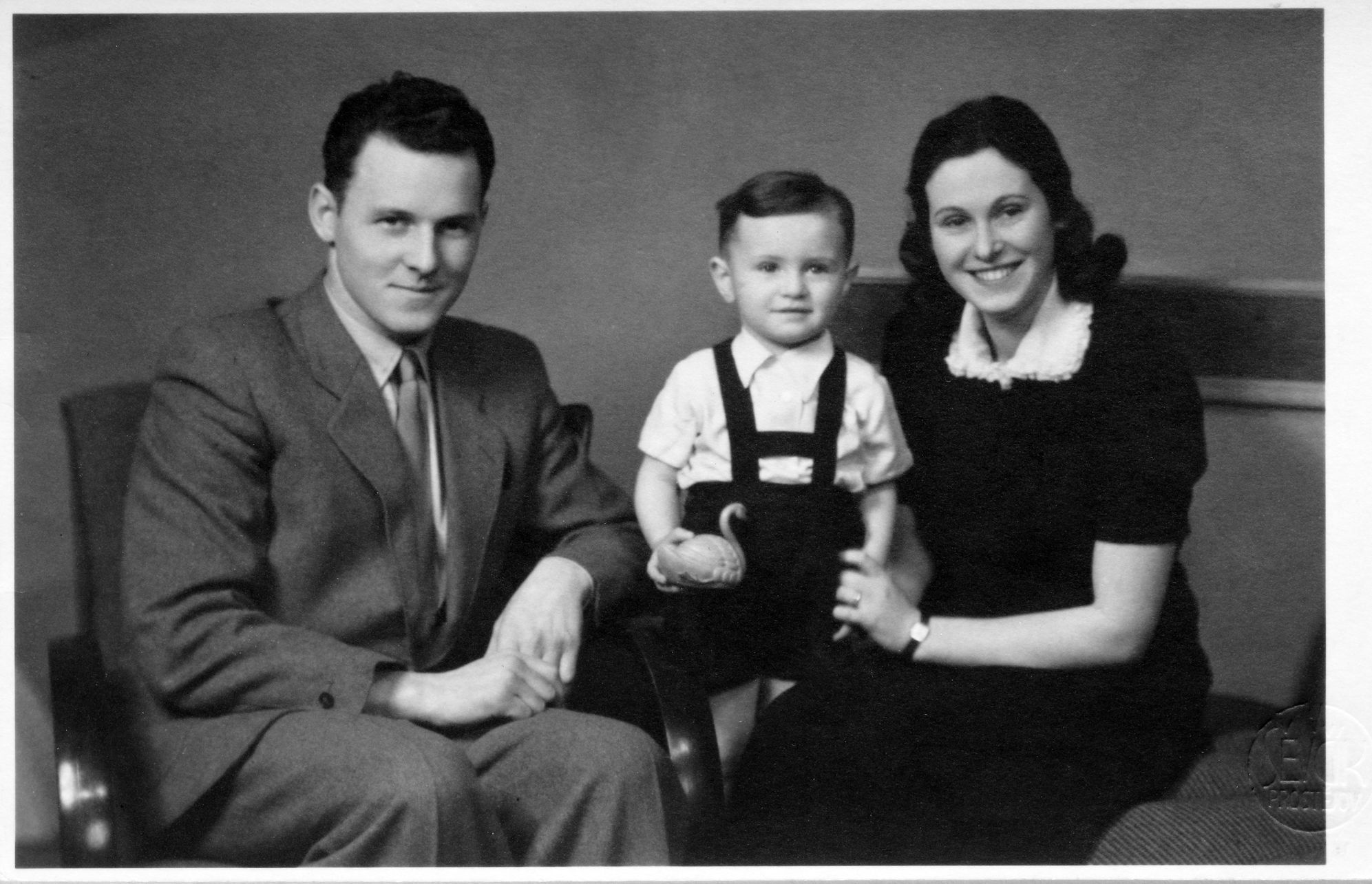 Jaromír Frištenský s manželkou Hanou Kleinovou a malým Frankem na snímku z roku 1951.