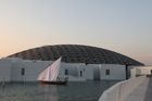Stavba muzea Louvre Abu Dhabi na ostrově Saadiyyat nedaleko Abú Dhabí trvala osm let. Navrhl ho přední francouzský architekt Jean Nouvel, který stojí například za budovou Institut du Monde Arabe v Paříži nebo stavbou Zlatý Anděl na Smíchově.