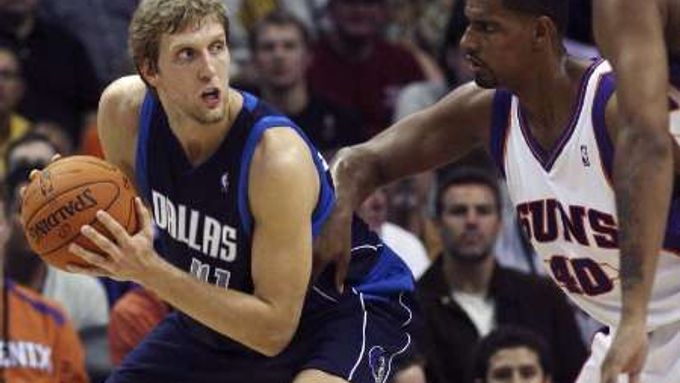 Útočník Dallasu Mavericks Dirk Nowitzki (vlevo) je bráněn hráčem Phoenixu Suns Kurtem Thomasem.
