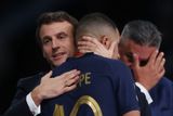 V úchvatném finále nestačil Francouzům k vítězství ani hattrick Kyliana Mbappého. Svoji největší hvězdu po zápase utěšoval prezident Emmanuel Macron.