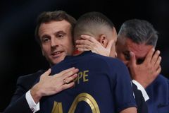 "Za všechno může Messi." Francouzský tisk vyzdvihl Mbappého, kterého utěšoval Macron