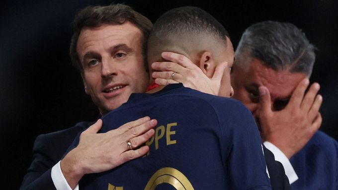 Francouzský prezident utěšuje útočníka Kyliana Mbappého