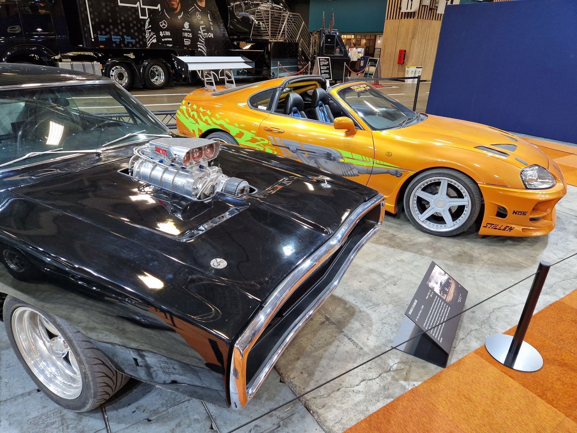 historická a filmová auta autosalon Paříž