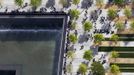 Attendees of the 9/11 Memorial are seen from the 90th story of One World Trade Center in New York, April 30, 2012. The addition of iron columns to the 100th story pushed the height of One World Trade above that of the Empire State Building today. REUTERS/Lucas Jackson (UNITED STATES - Tags: CITYSPACE SOCIETY TPX IMAGES OF THE DAY) Published: Kvě. 1, 2012, 5:34 dop.