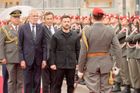 Zapíná se na knoflík, ale sako to není. Převlékl se Zelenskyj kvůli Trumpovi?