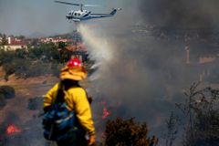Lesní požár u San Diega vyhnal z domovů 20 000 rodin