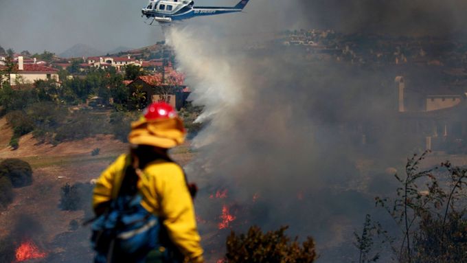 Hasiči se zatím neúspěšně snaží dostat pod kontrolu oheň, který zachvátil 280 hektarů plochy.