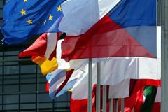 Nedůvěra k EU trvá. Věří jí méně než polovina Čechů
