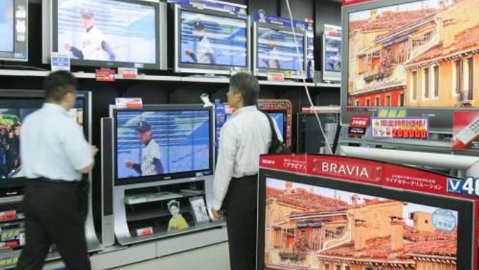 Obchod s televizory v Tokiu - po jiných než LCD či plazmách není ani památky. Například LCD řada Bravia vytáhla svého výrobce Sony k nadočekávanému hospodářskému výsledku.