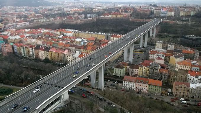 465 metrů dlouhý a 26 metrů široký Nuselský most je dnes důležitou dopravní tepnou hlavního města Prahy. Provoz na něm byl zahájen 22. února 1973, ale pro dálkovou dopravu získal význam až o rok později.