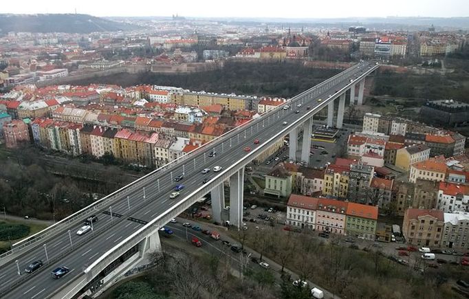 465 metrů dlouhý a 26 metrů široký Nuselský most je dnes důležitou dopravní tepnou hlavního města Prahy. Provoz na něm byl zahájen 22. února 1973, ale pro dálkovou dopravu získal význam až o rok později.