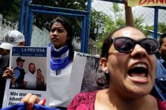 "Já umřu, mami." Studenti v Nikaragui se skryli před policií u kostela, střelbu natočili na video