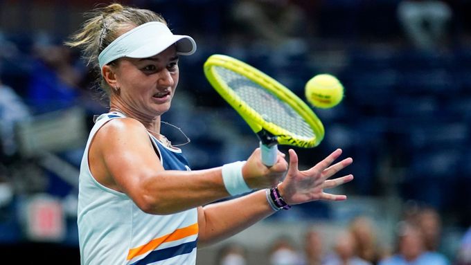 Barbora Krejčíková skončila při debutu v hlavní soutěži dvouhry na US Open na raketě Aryny Sabalenkové.