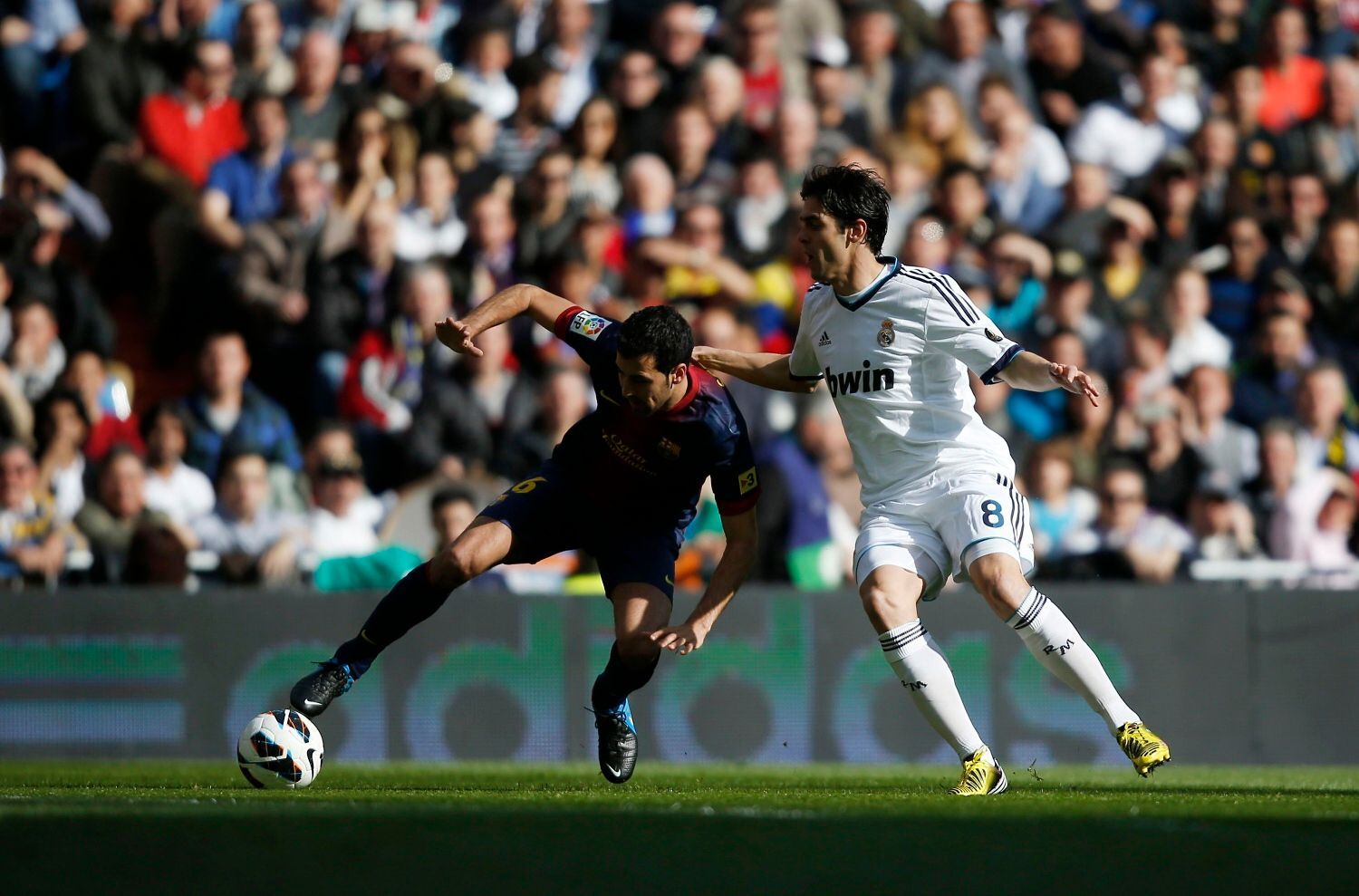Real Madrid - Barcelona: Kaká (vpravo) - Sergio Busquets