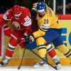 Hokej, MS 2013, Švédsko - Bělorusko: Joel Lundqvist (vpravo) - Andrej Stas