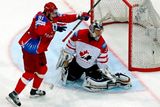 Rus Oleg Saprykin vyrovnává finálové utkání proti Kanadě.