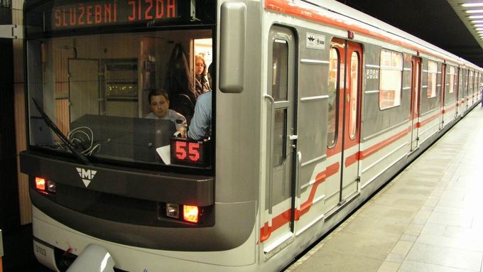 Řada Pražanů se obává, že se kvůli stávce dopravce nedostanou do práce či k lékaři. Zda metro, tramvaje a autobusy vyjedou, se rozhoduje u jednacího stolu.