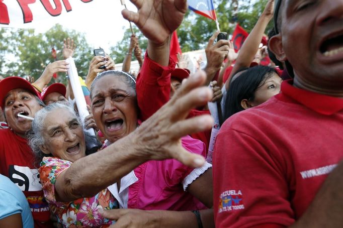 Supporters of Venezuela's President and Presidential candidate Hugo Chavez react while looks at him during a campaign rally in Barquisimeto in the state of Lara October 2, 2012. REUTERS/Jorge Silva (VENEZUELA - Tags: POLITICS ELECTIONS) Published: Říj. 3, 2012, 1:31 dop.