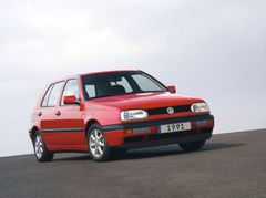 Volkswagen Golf třetí generace - hlavní konkurent prvního Opelu Astra.