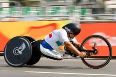 Na Hradecku havarovala dodávka s handicapovanými cyklisty, tři z nich jsou zranění