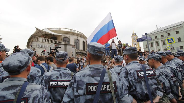 Protesty v Moskvě potlačuje policie. Zatkla skoro stovku lidí včetně Navalného