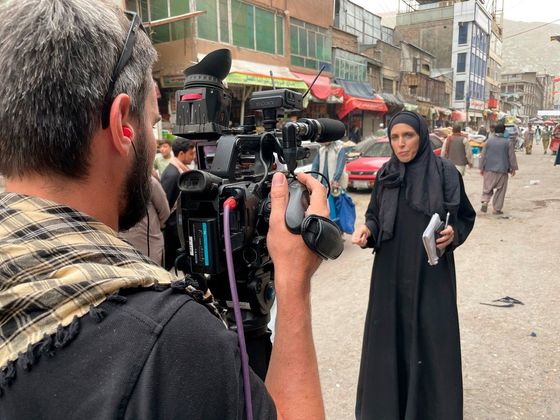 Reportérka Clarissa Wardová v Afghánistánu, kde v roce 2021 pokrývala obsazení Kábulu bojovníky radikálního hnutí Tálibán.