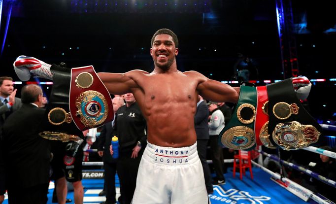 box, Anthony Joshua slaví vítězství nad Alexanderem Povětkinem