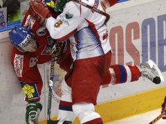 Ruský hokejista Alexej Michnov atakuje Leoše Čermáka v zápase Channel One Cupu.