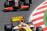 Souboj Lewise Hamiltona s McLarenem a Frnandem Alonsem v Renaultu na Velké ceně Španělska.