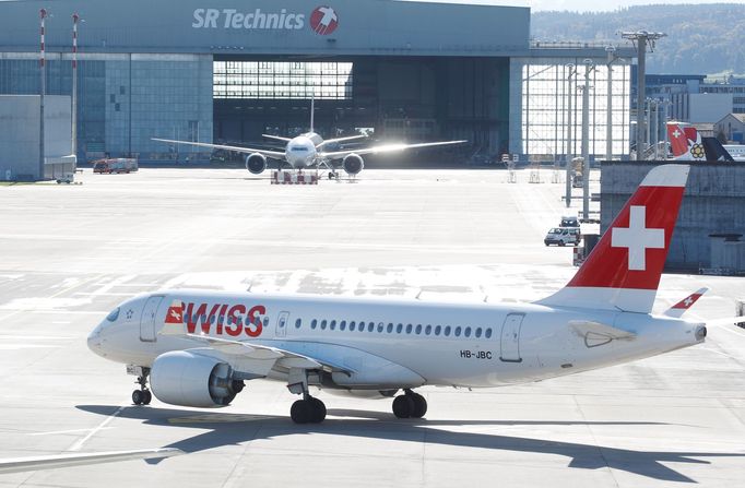 Airbus A220 s logem švýcarské společnosti Swiss Air na letišti v Curychu (16. října 2019)