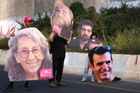 Na protestní akci v Tel Avivu drží rodiny a blízcí unesených Izraelců jejich fotografie a blokují hlavní komunikaci. Demonstrace připomíná 600 dnů od únosů a požaduje propuštění rukojmích i ukončení bojů.
