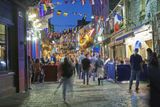 Irské město Galway zařadilo vydavatelství Lonely Planet mezi města, která příští rok stojí za návštěvu. Líbit se v něm bude především milovníkům hudby a kaváren. Známé je totiž pro řadu buskerů a kavárenských koncertů. Není tak divu, že se pro rok 2020 stalo jedním z Evropských hlavních měst kultury.