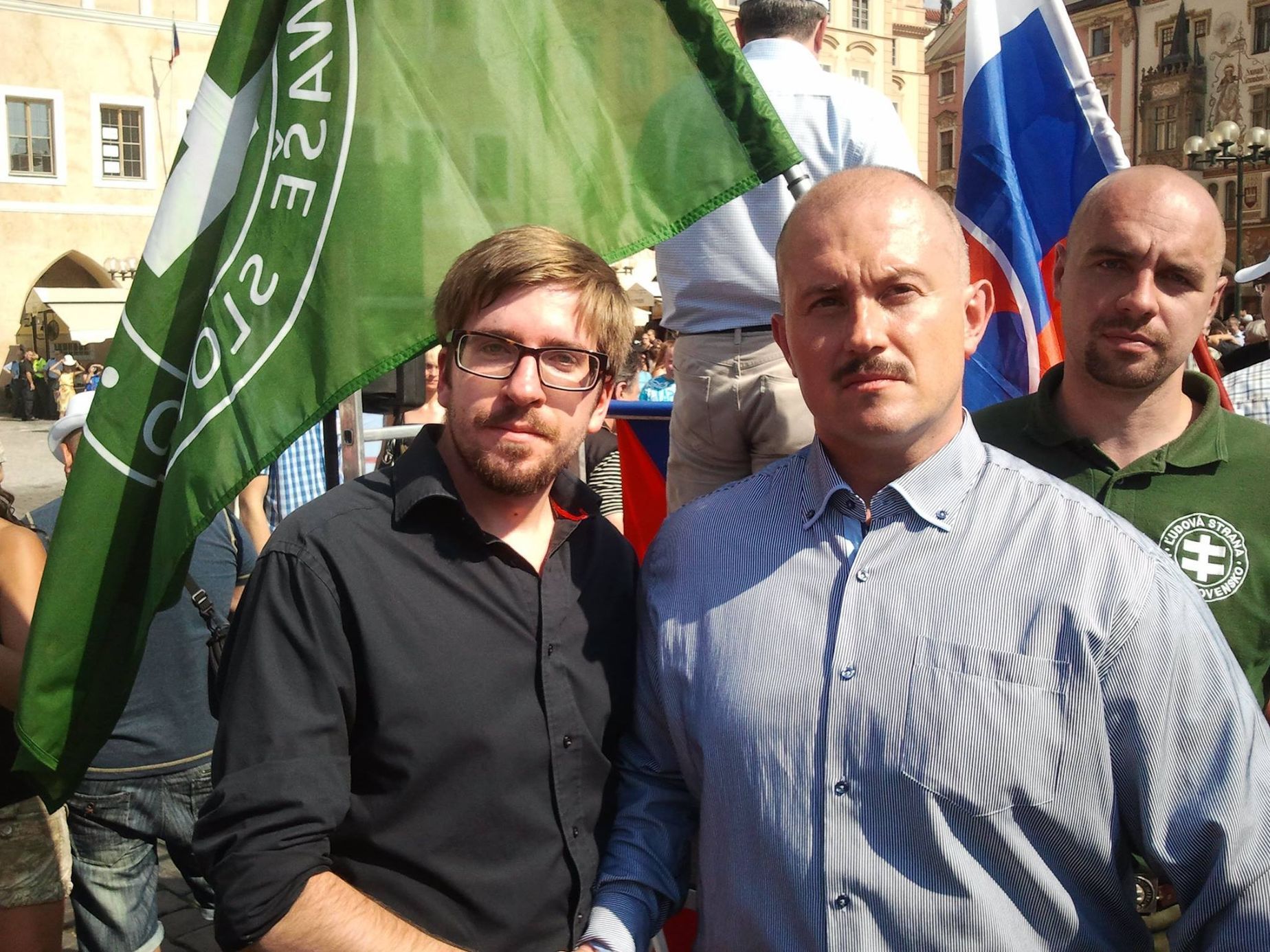 Ladislav Zemánek se slovenským extremistou Marianem Kotlebou na demonstraci v roce 2015.
