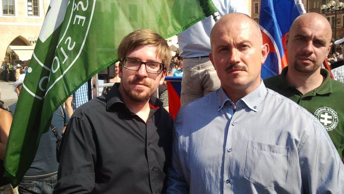 Ladislav Zemánek se slovenským extremistou Marianem Kotlebou na demonstraci v roce 2015.