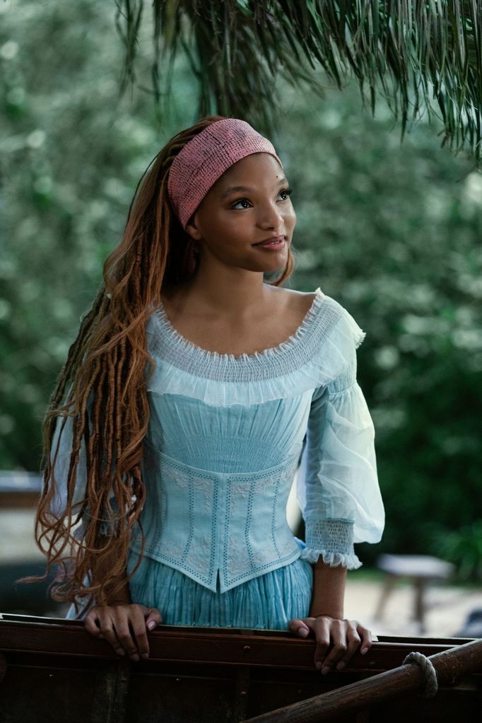 Halle Bailey jako Ariel.