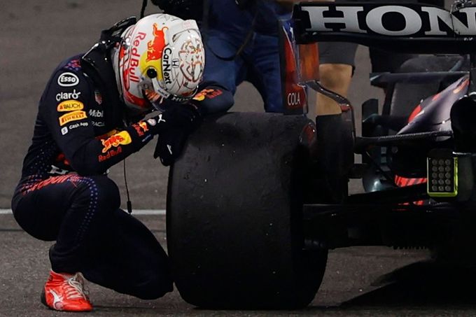 Max Verstappen se raduje z vítězství v Abú Zábí a titulu mistra světa formule 1 za rok 2021.