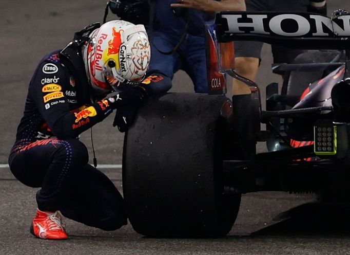 Max Verstappen se raduje z vítězství v Abú Zábí a titulu mistra světa formule 1 za rok 2021.