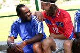 Jako z reklamy: hvězda a fotbalista z prašného dvorku. Ty nové modré dresy věnoval keňským hráčům právě Tomáš Ujfaluši.